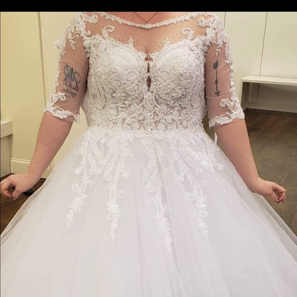 Beautiful Quarter Sleeve Wedding Gown